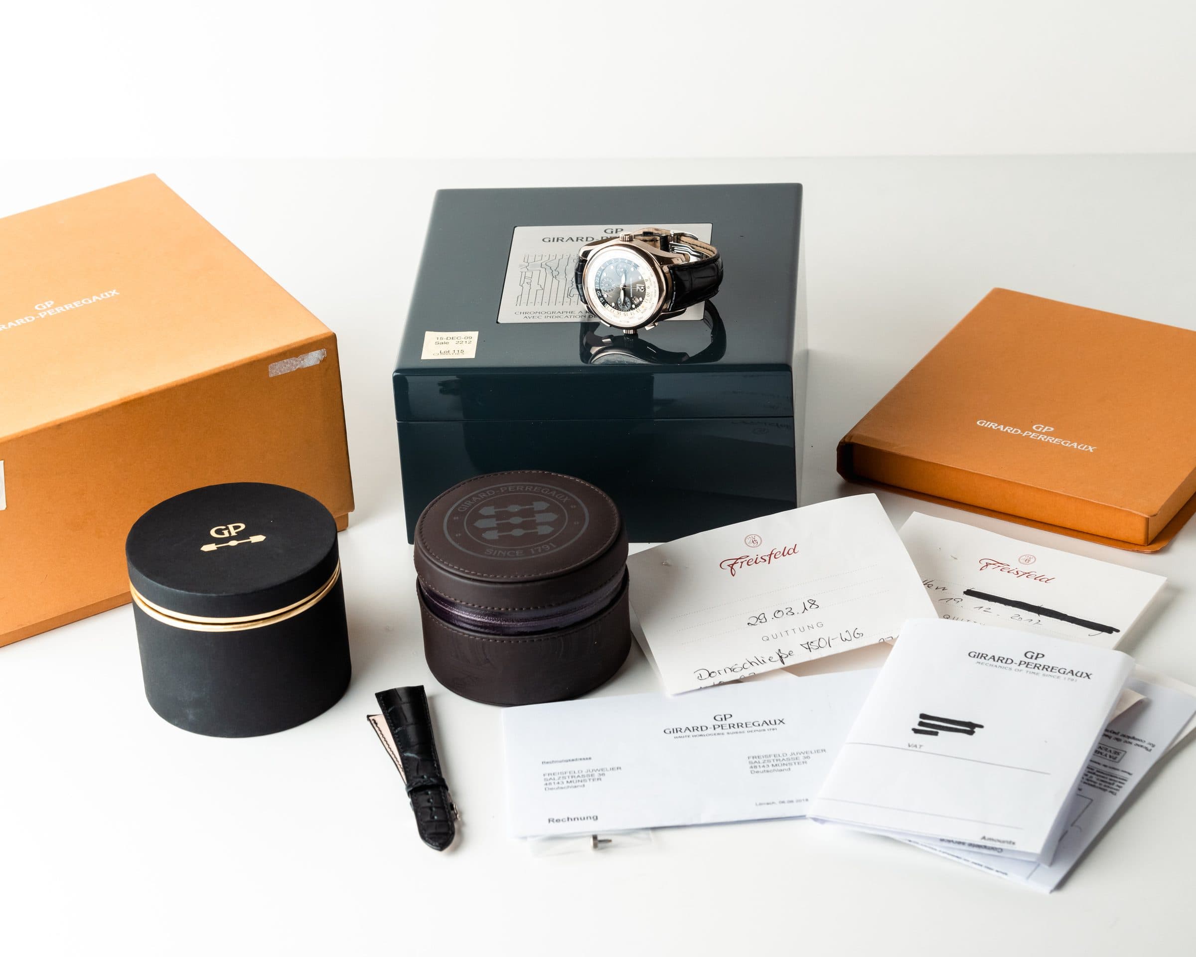 A complete set with inner and outer box, papers and accessories